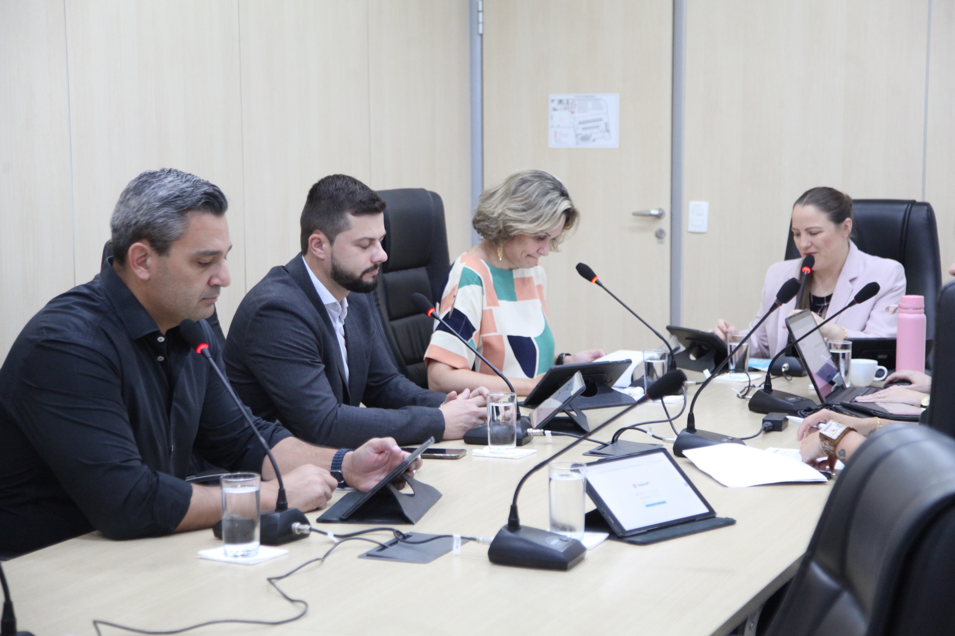 Quatro projetos de lei passam pela CCJ e Comissão de Finanças nesta terça-feira Quatro projetos de lei passam pela CCJ e Comissão de Finanças nesta terça-feira