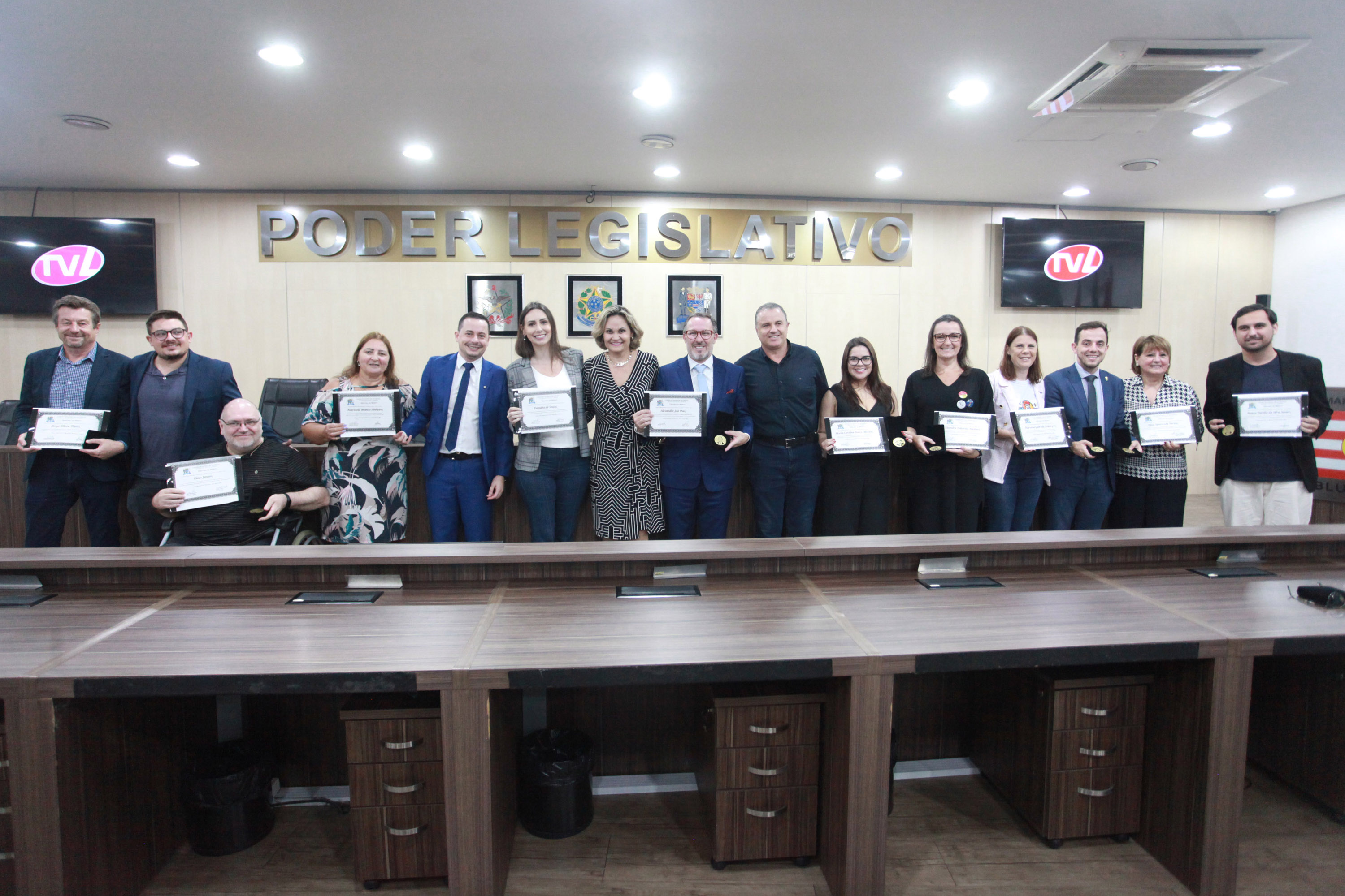 Câmara de Blumenau homenageia personalidades que se destacam na causa do autismo ou como profissionais da imprensa