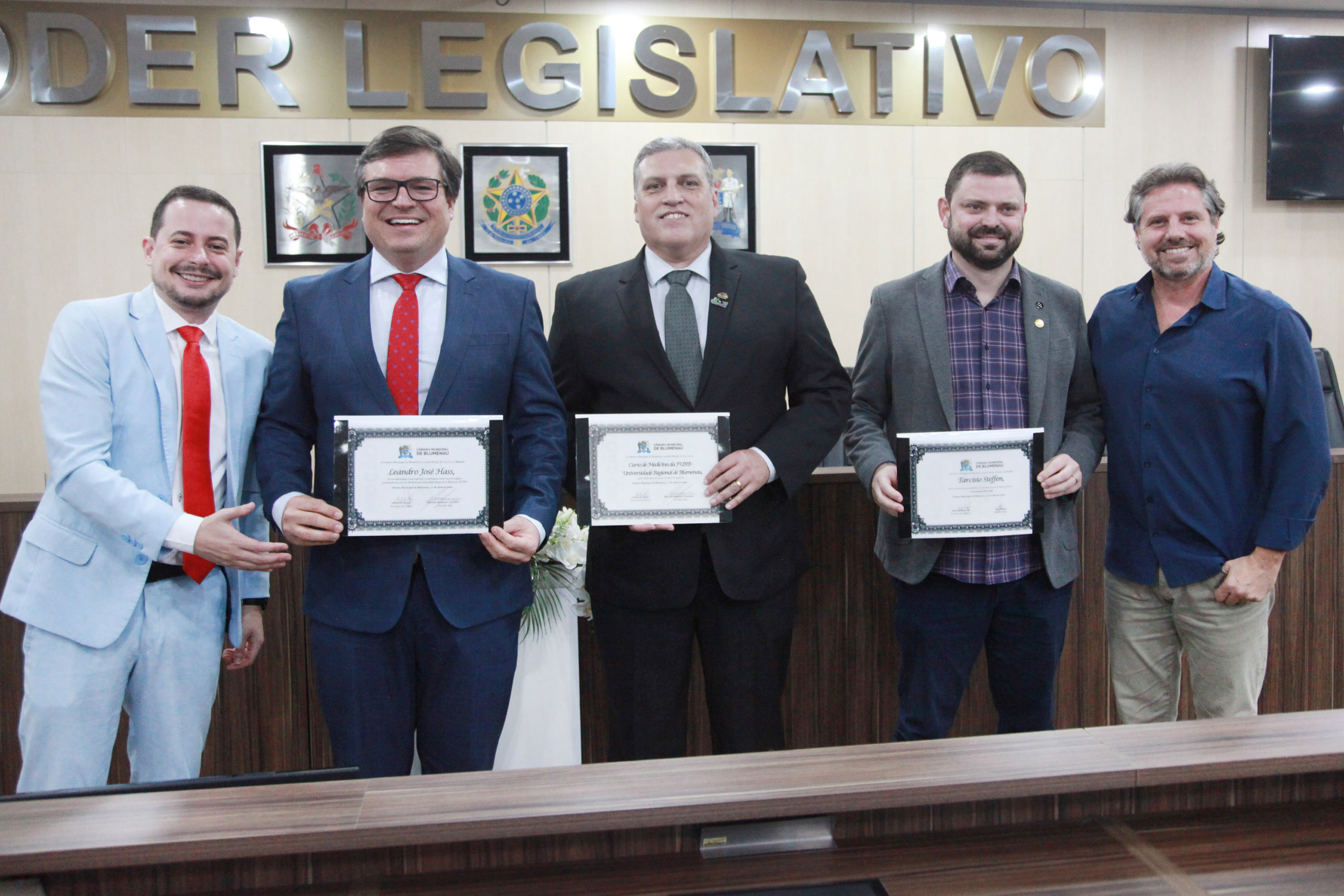 Câmara de Blumenau presta homenagens à pessoas e entidades ligadas à área da Saúde