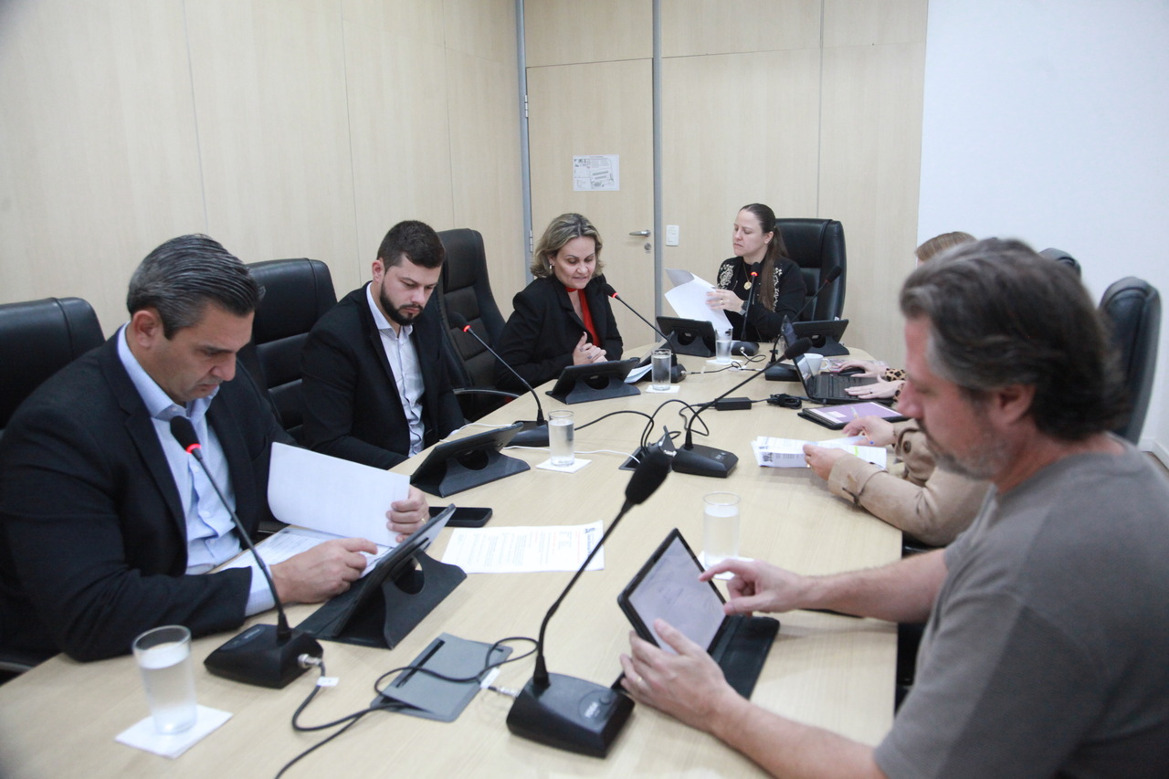 CCJ e Comissão de Finanças analisam projetos de lei e de resolução nesta terça-feira CCJ e Comissão de Finanças analisam projetos de lei e de resolução nesta terça-feira