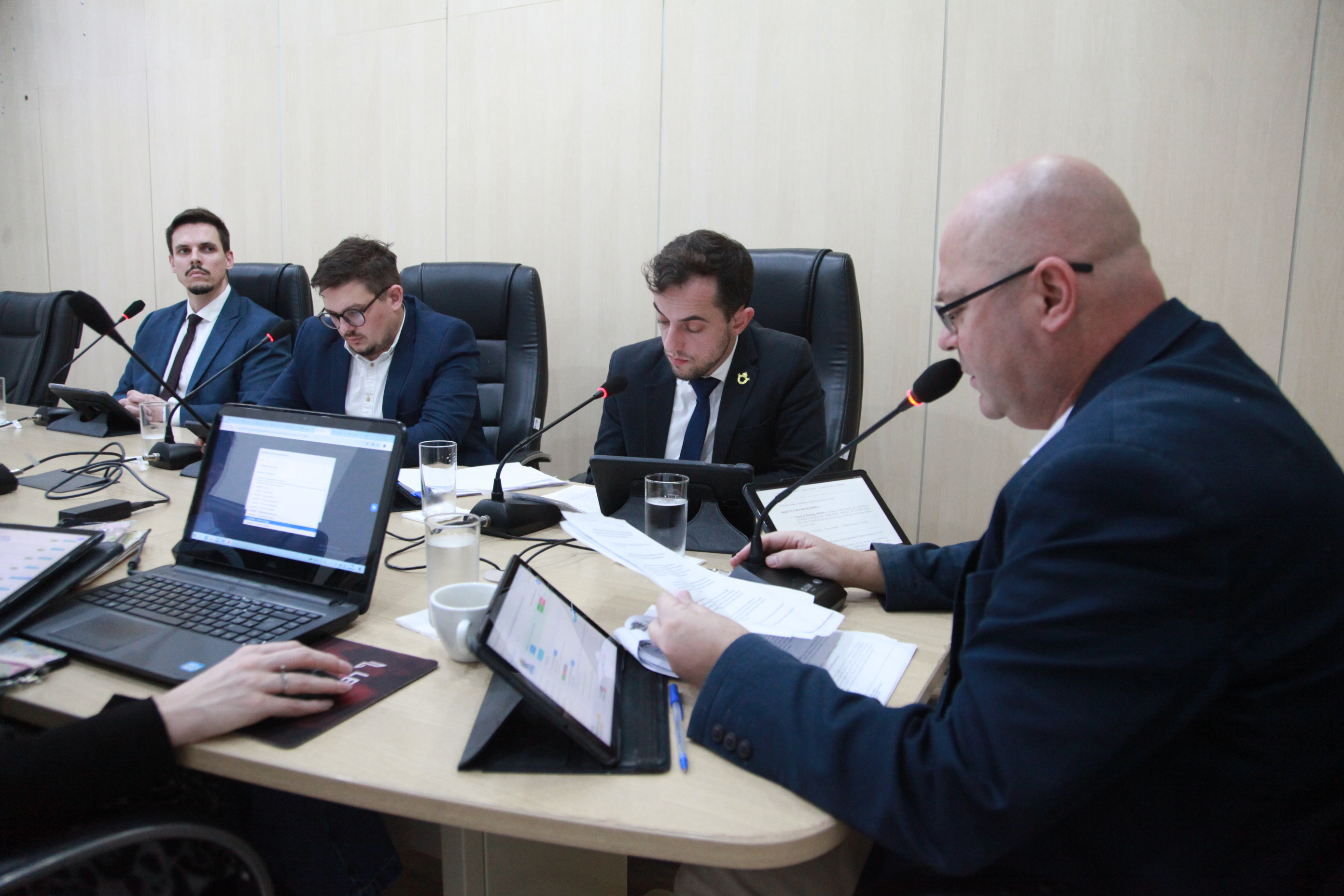 CCJ e Comissão de Finanças discutem projetos de lei, de resolução e emenda nesta terça-feira CCJ e Comissão de Finanças discutem projetos de lei, de resolução e emenda nesta terça-feira