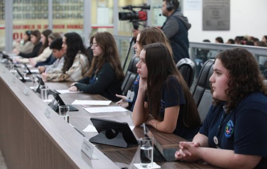 Câmara Mirim promove sessão com homenagens e participação ativa dos jovens vereadores