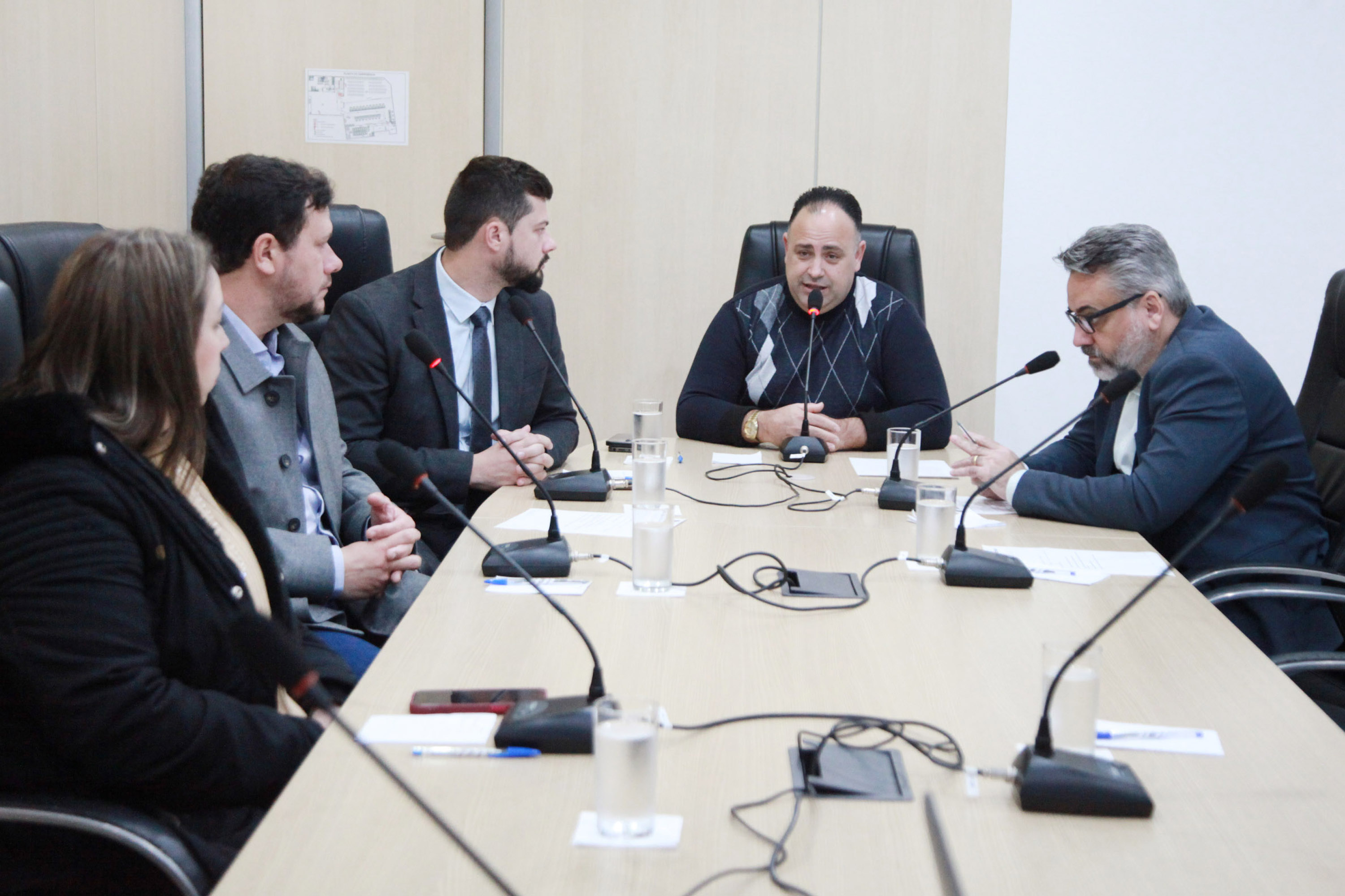 Comissão de Telefonia recebe operadoras para discutir investimentos e limpeza de fios