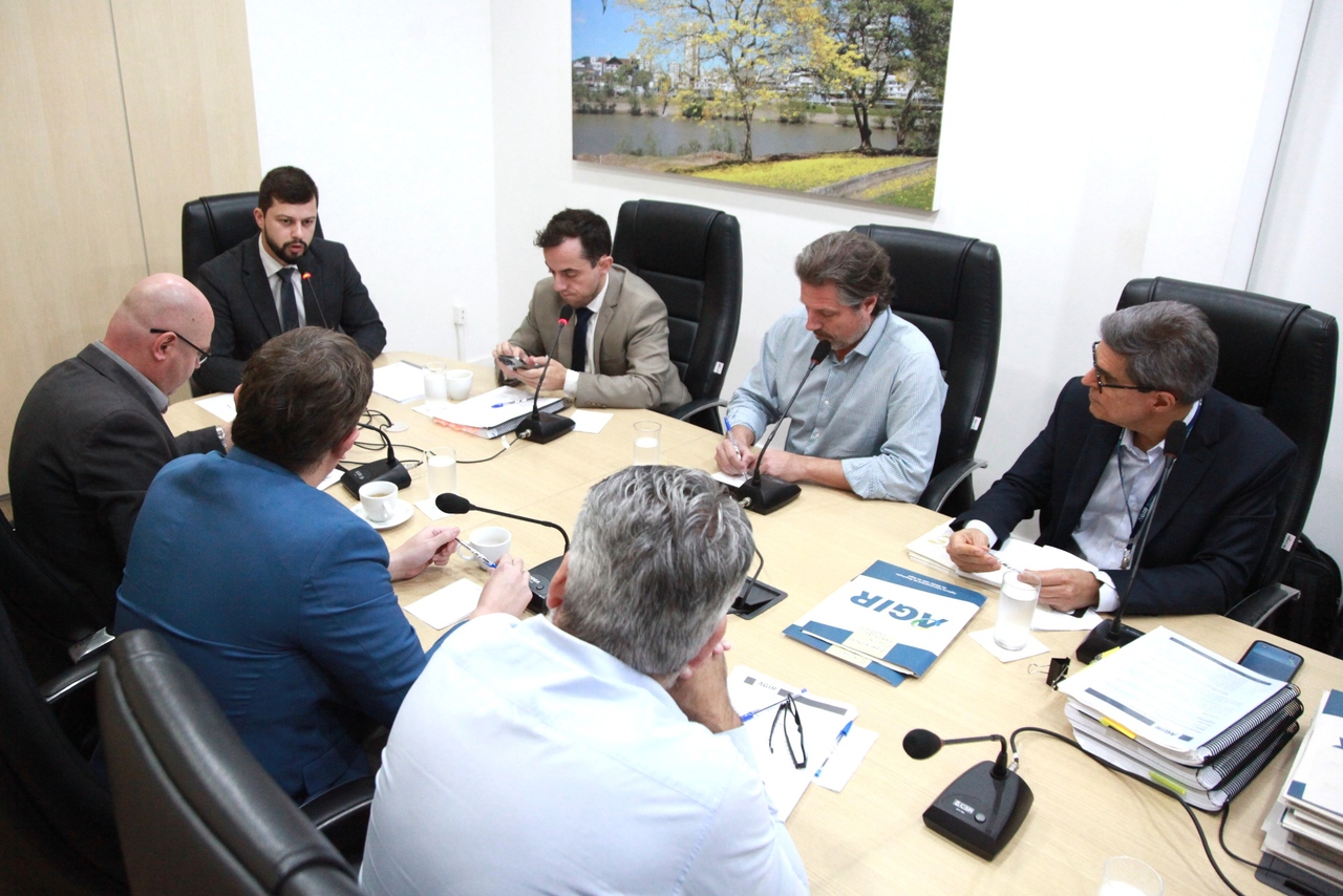 Diretor da AGIR responde questionamentos dos vereadores durante reunião da CPI do Esgoto