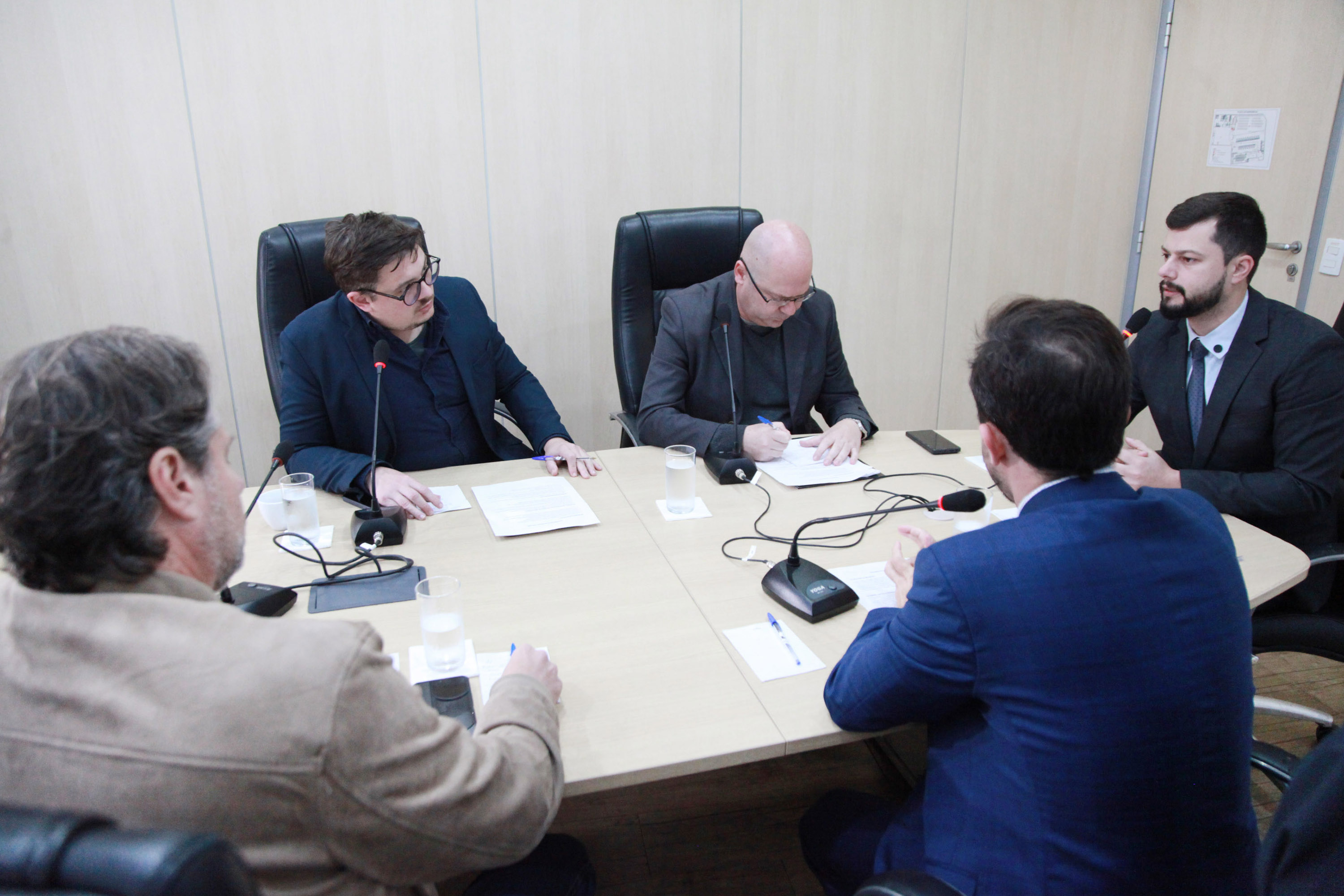 CPI do Esgoto recebe representante da BRK Ambiental na reunião desta terça-feira