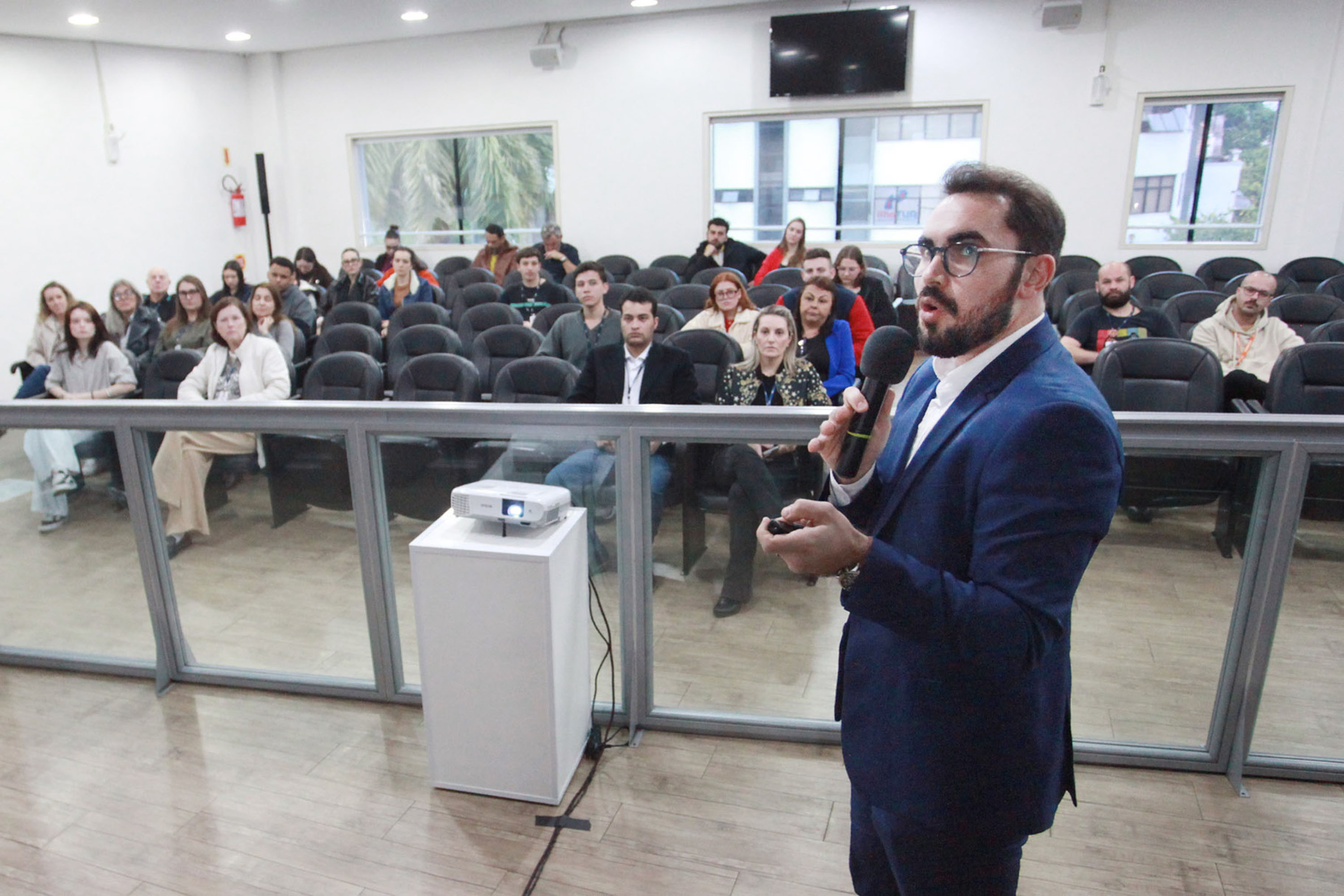 Câmara de Blumenau promove palestra sobre segurança cibernética para servidores