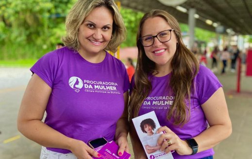 Procuradoria Especial da Mulher da Câmara de Blumenau comemora quatro anos com ação na Rua XV
