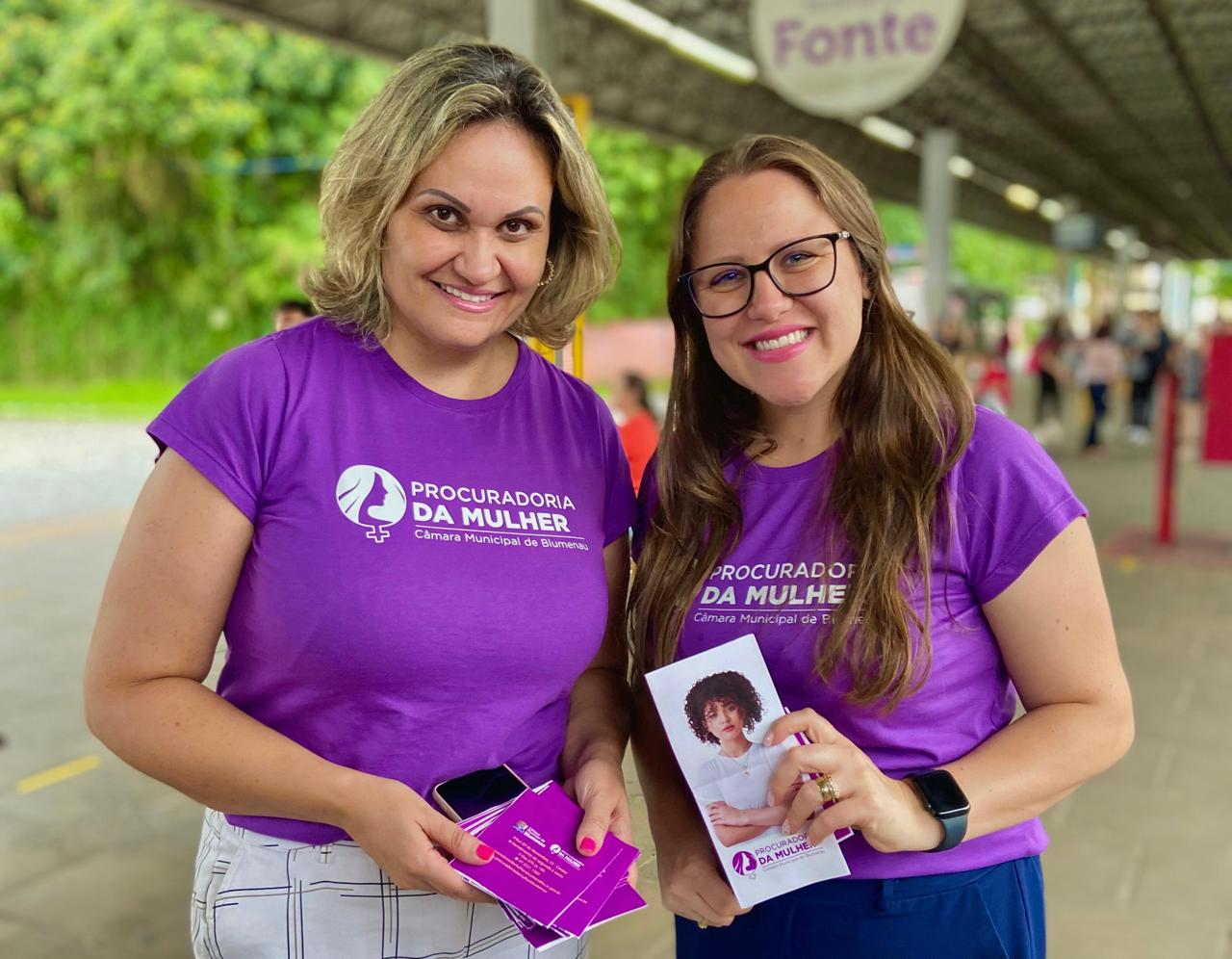 Procuradoria Especial da Mulher da Câmara de Blumenau comemora quatro anos com ação na Rua XV