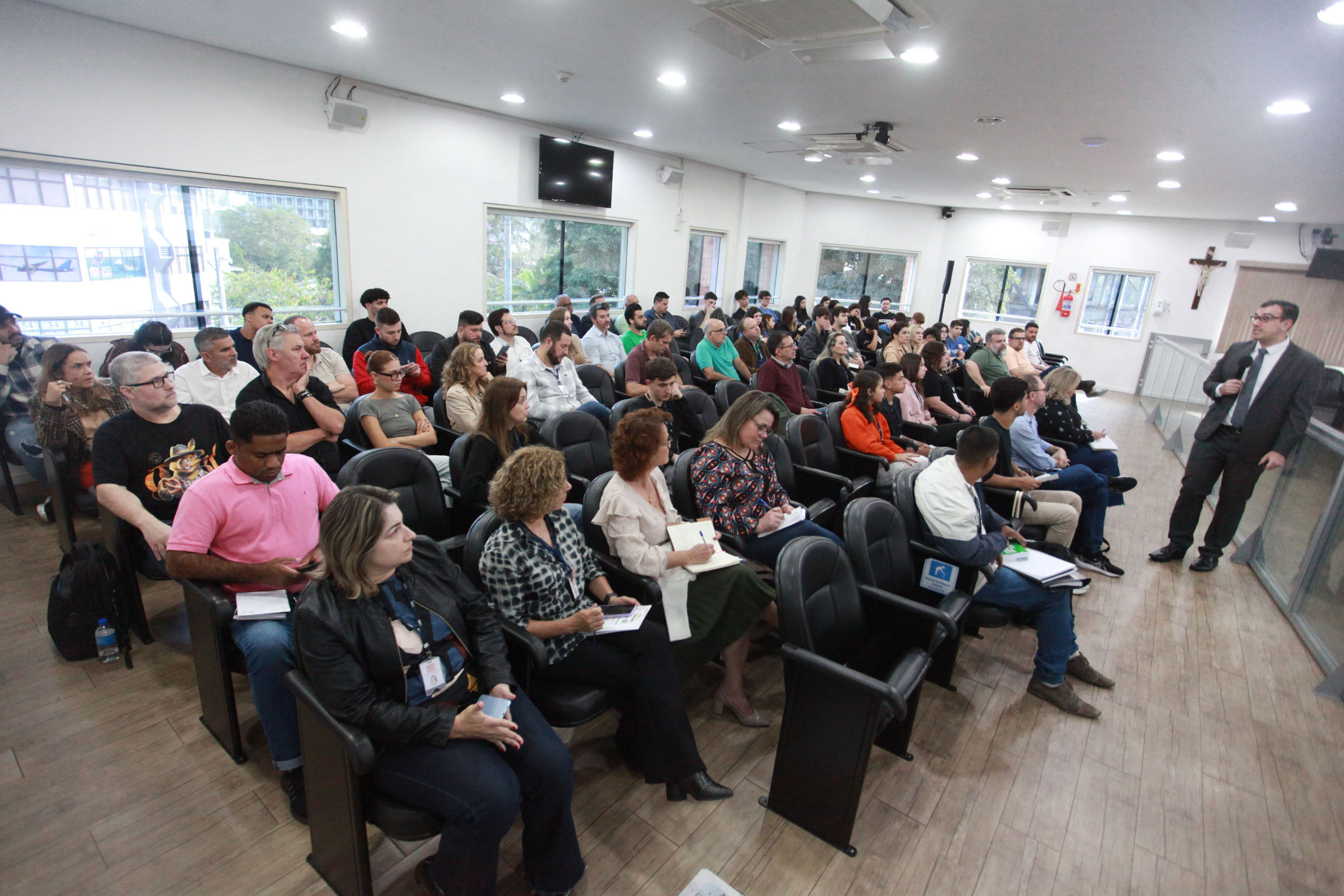 Qualificação de mandatos é tema de seminário realizado na Câmara de Blumenau