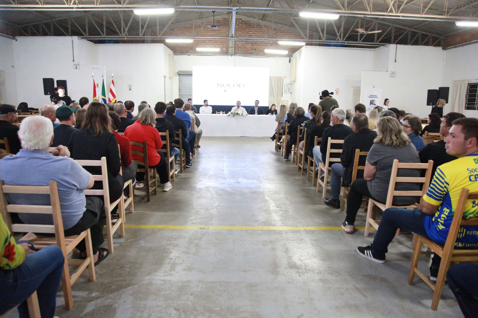 Sessão itinerante da Câmara celebra entrega de obras e ouve demandas da comunidade da Itoupava Central