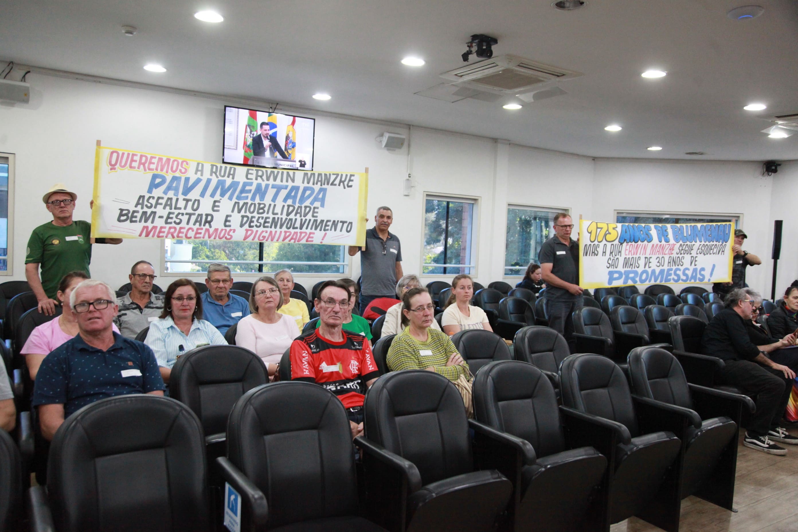 Diante de manifestação da comunidade, vereadores se unem para reivindicar melhorias para importante rua da Vila Itoupava