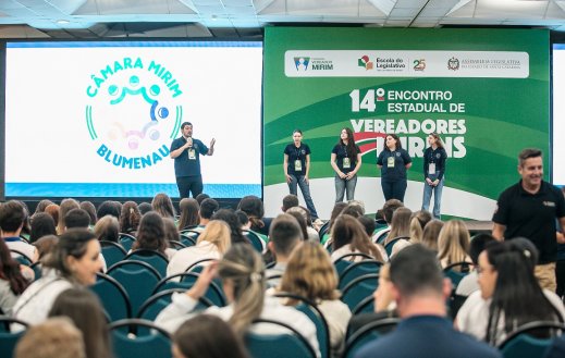 Câmara Mirim de Blumenau participa de encontro estadual com mais de mil adolescentes em Florianópolis