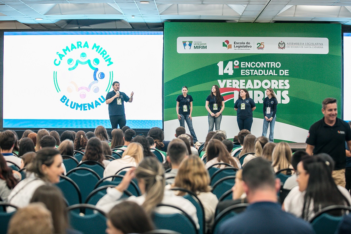 Câmara Mirim de Blumenau participa de encontro estadual com mais de mil adolescentes em Florianópolis