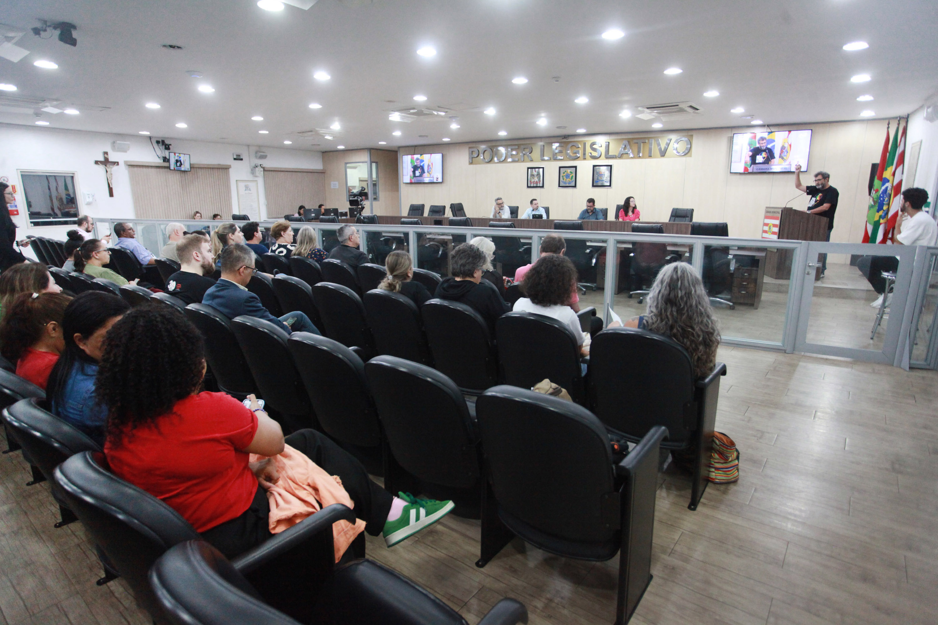 Câmara de Blumenau debate violência contra servidores públicos e propõe criação de protocolo municipal de proteção