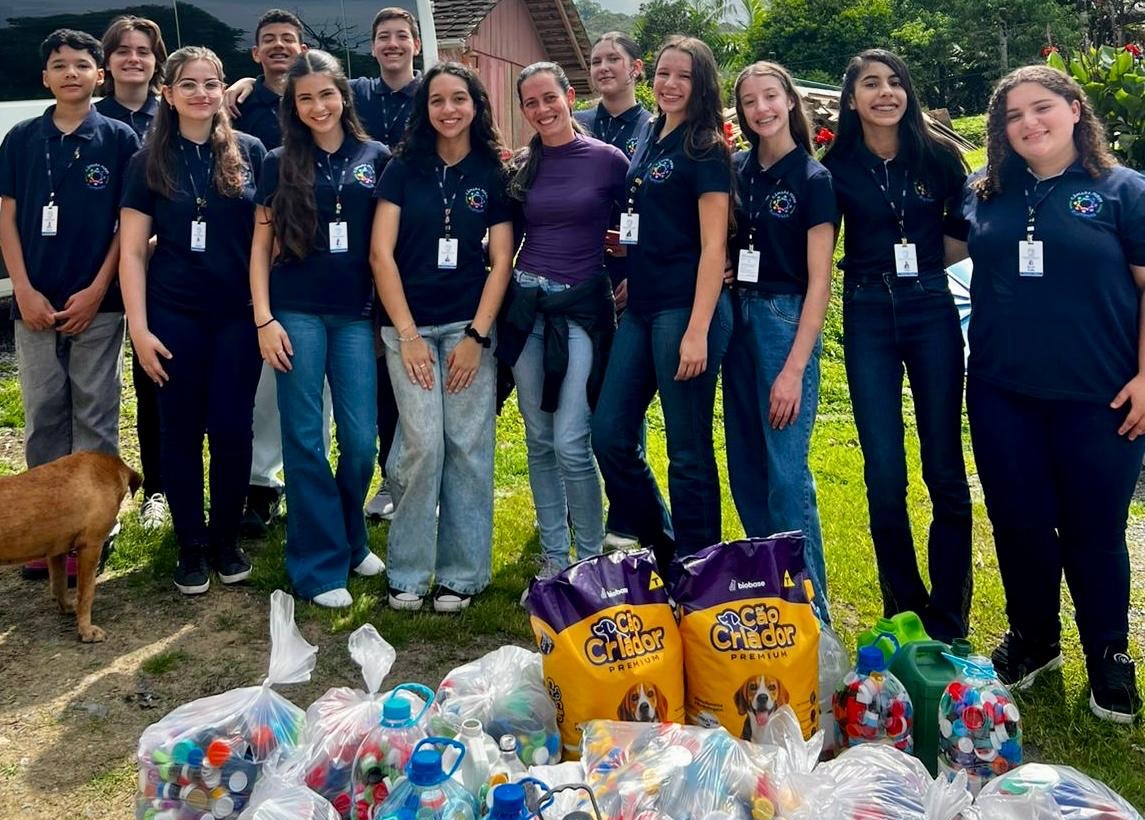 Câmara Mirim visita o Sítio Dona Lúcia e entrega doações de ração e tampinhas