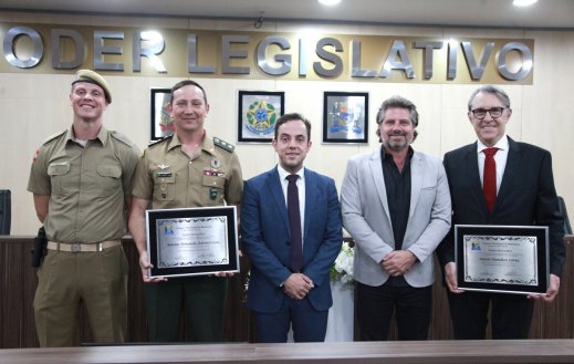Homenagens marcam noite de reconhecimento na Câmara de Blumenau   