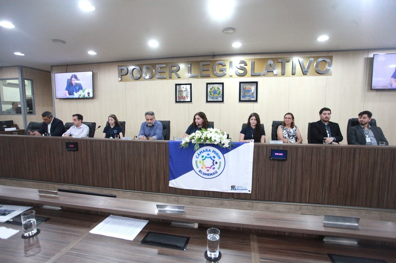 Câmara de Blumenau realiza sessão com despedidas emocionantes e diplomação dos vereadores mirins eleitos