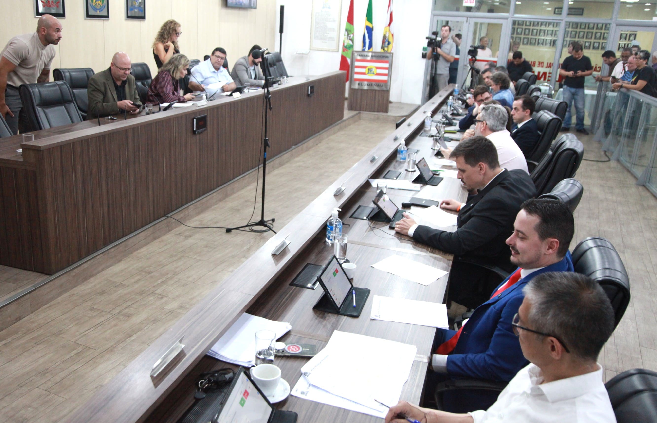 Câmara de Blumenau aprova cobrança proporcional em remoções com guincho