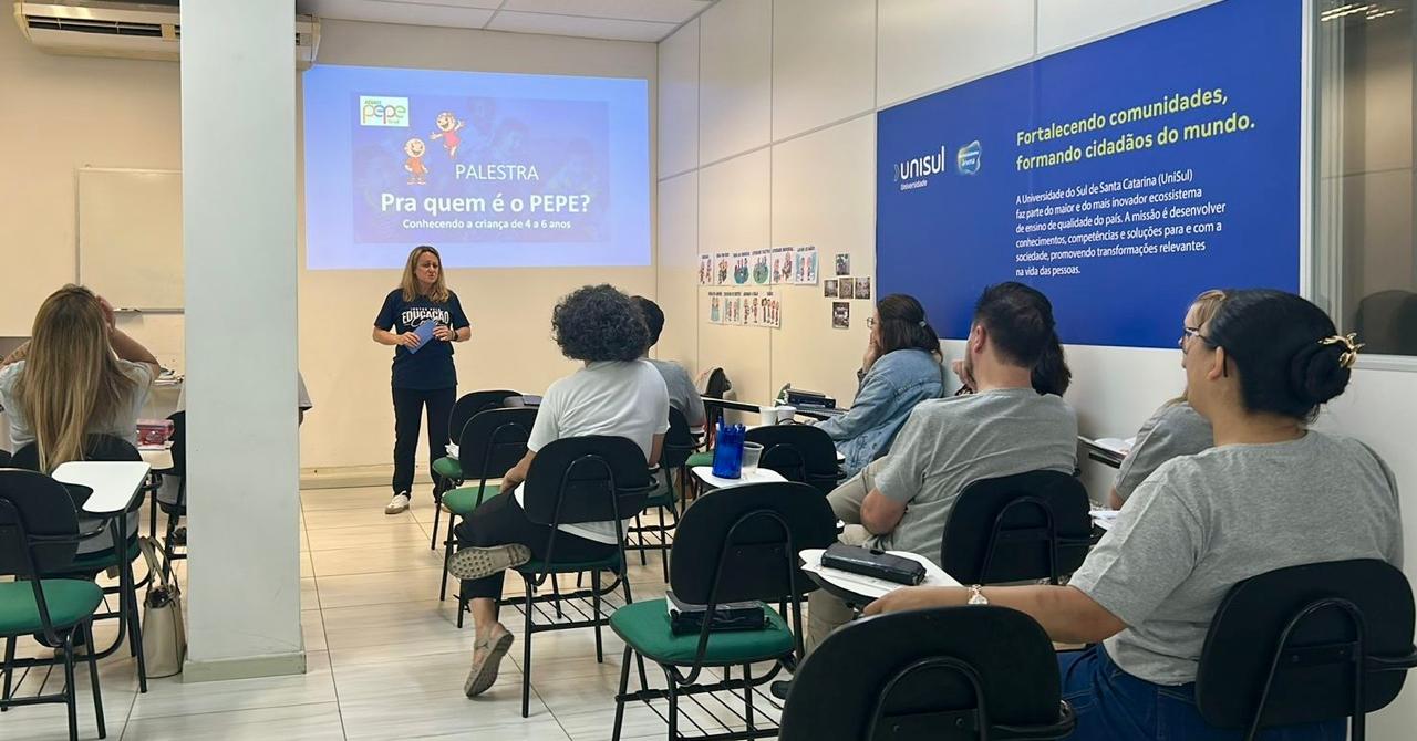 Procuradoria da Criança ministra palestra sobre prevenção e cultura de proteção em escola de Blumenau