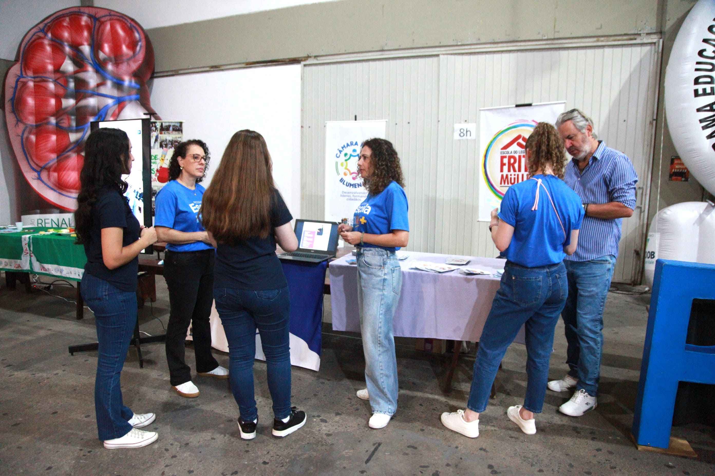 Câmara leva serviços gratuitos à abertura do ano letivo e reforça parceria com a Educação