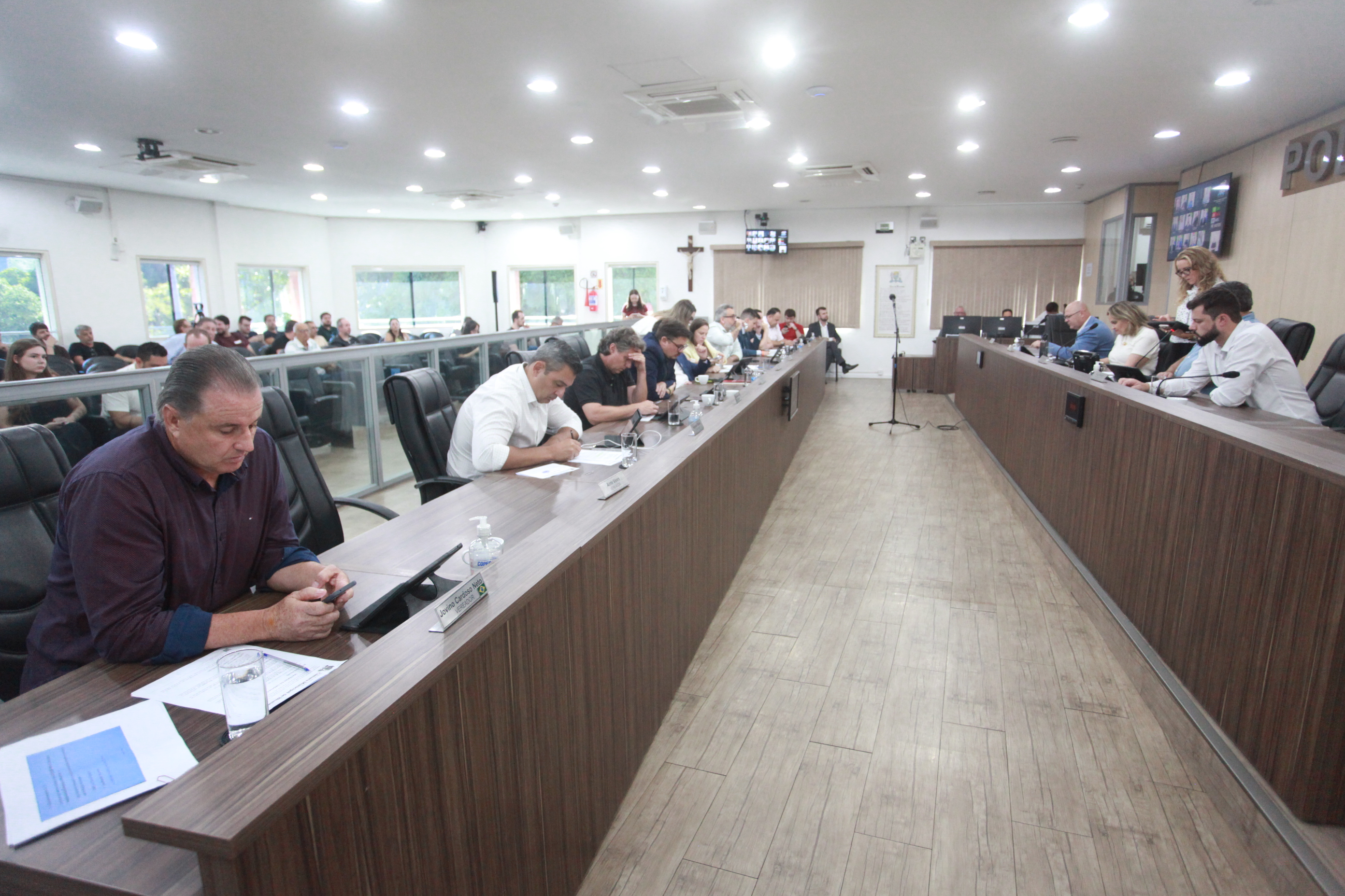 Câmara aprova projeto que proíbe uso de smartphones durante as aulas na rede municipal