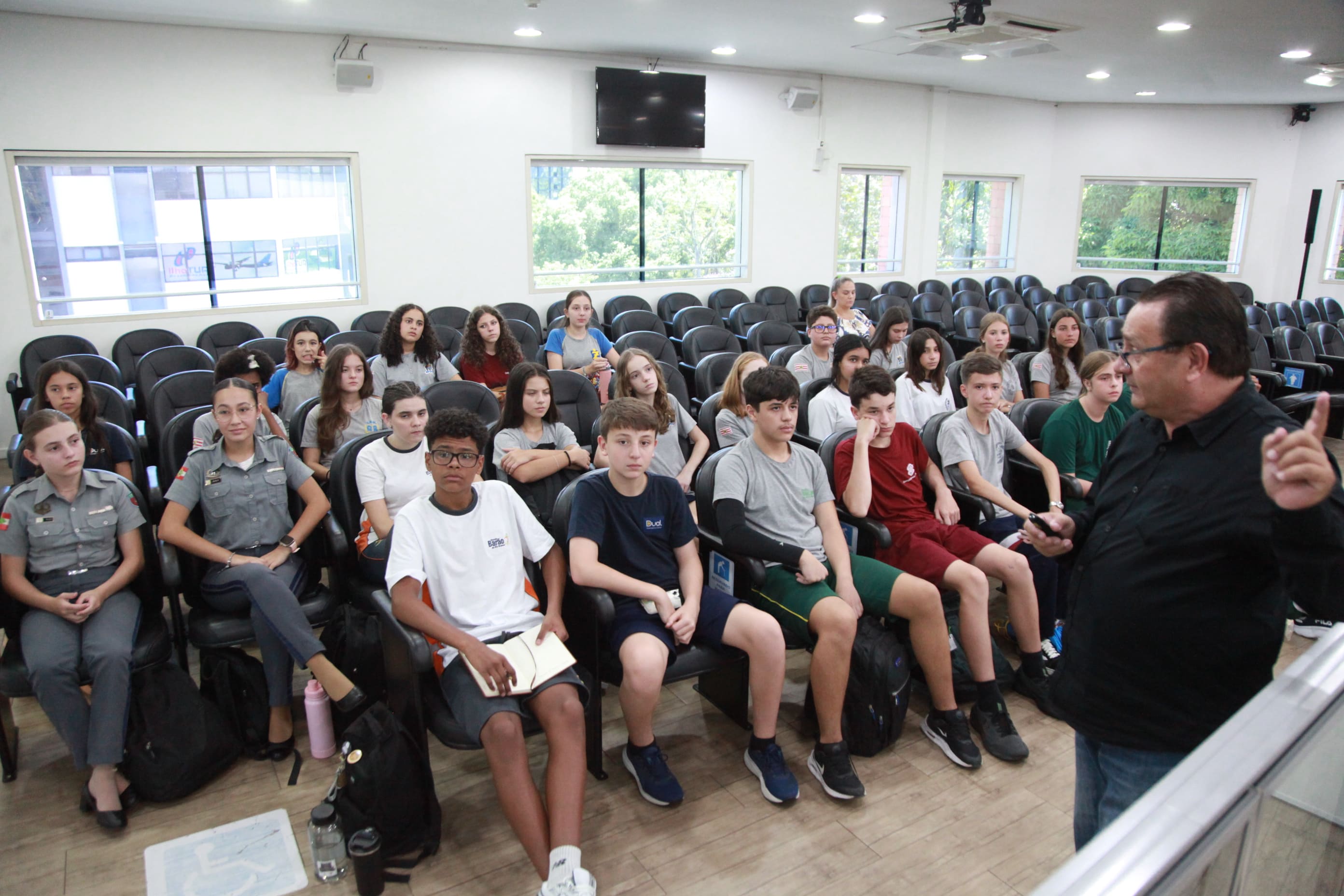 Vereadores mirins iniciam mandato com curso de oratória na Câmara de Blumenau