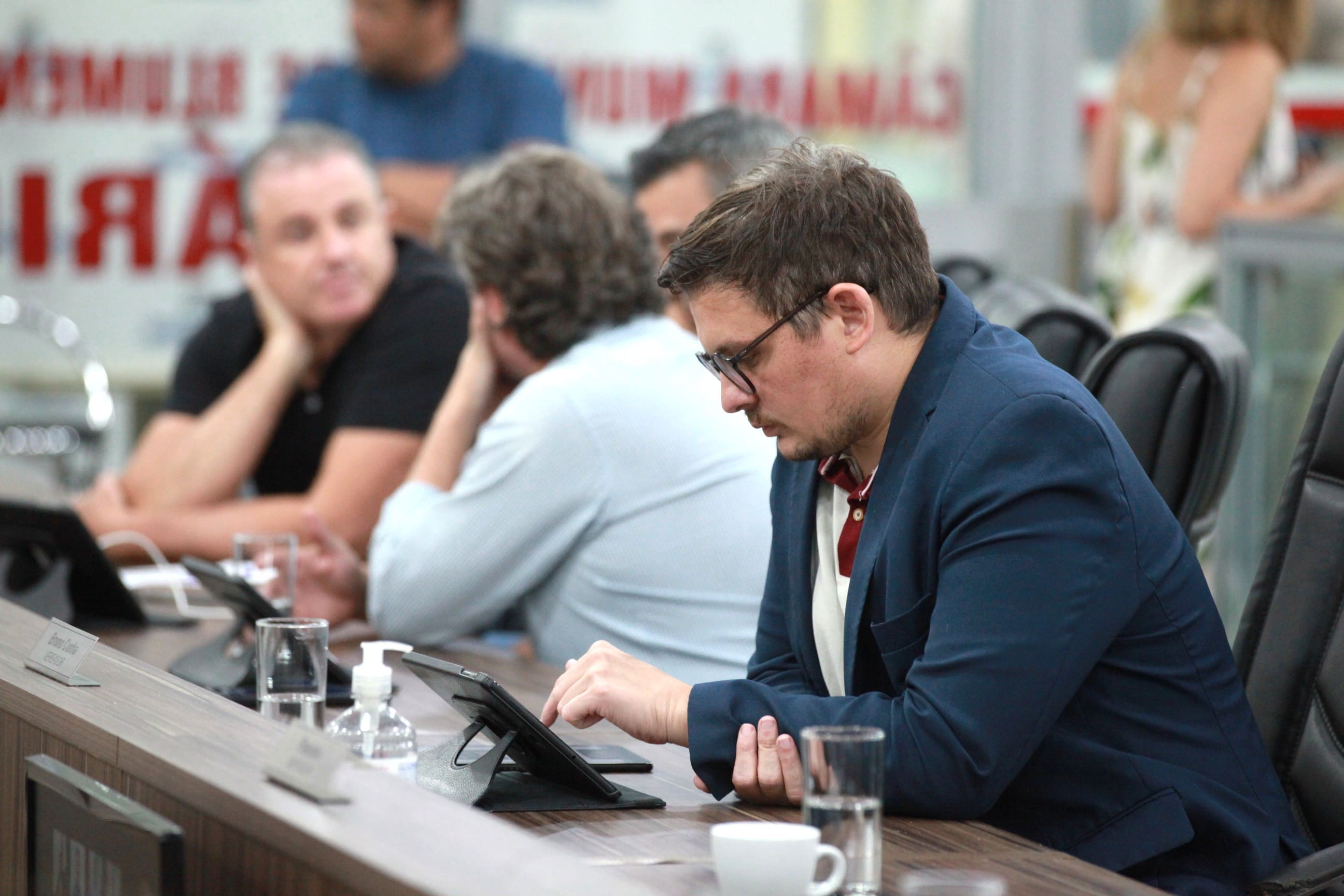 Câmara aprova criação do Selo Empresa Inclusiva para incentivar contratação de pessoas com TEA e PcD