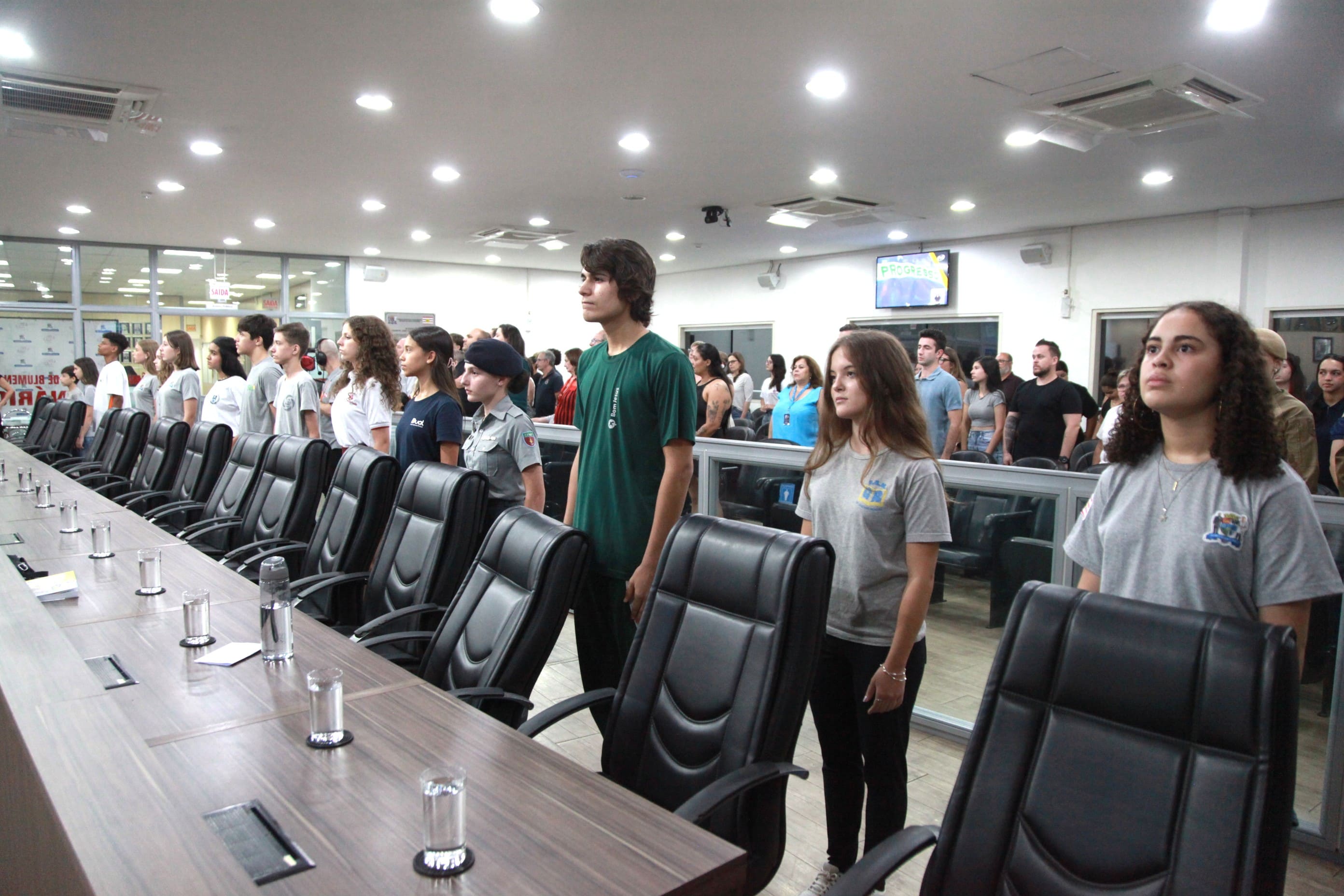 Vereadores mirins tomam posse e elegem Mesa Diretora composta exclusivamente por meninas