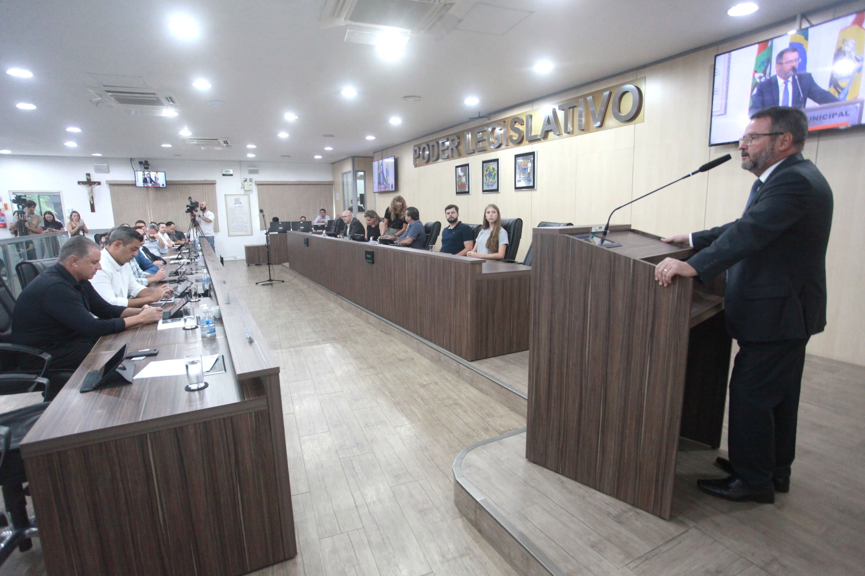 Rodrigo Marchetti toma posse como vereador e já participa de votações em sessão ordinária