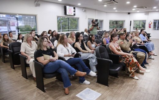 Câmara de Blumenau promove palestra e atividade de defesa pessoal para servidoras em alusão ao Dia da Mulher