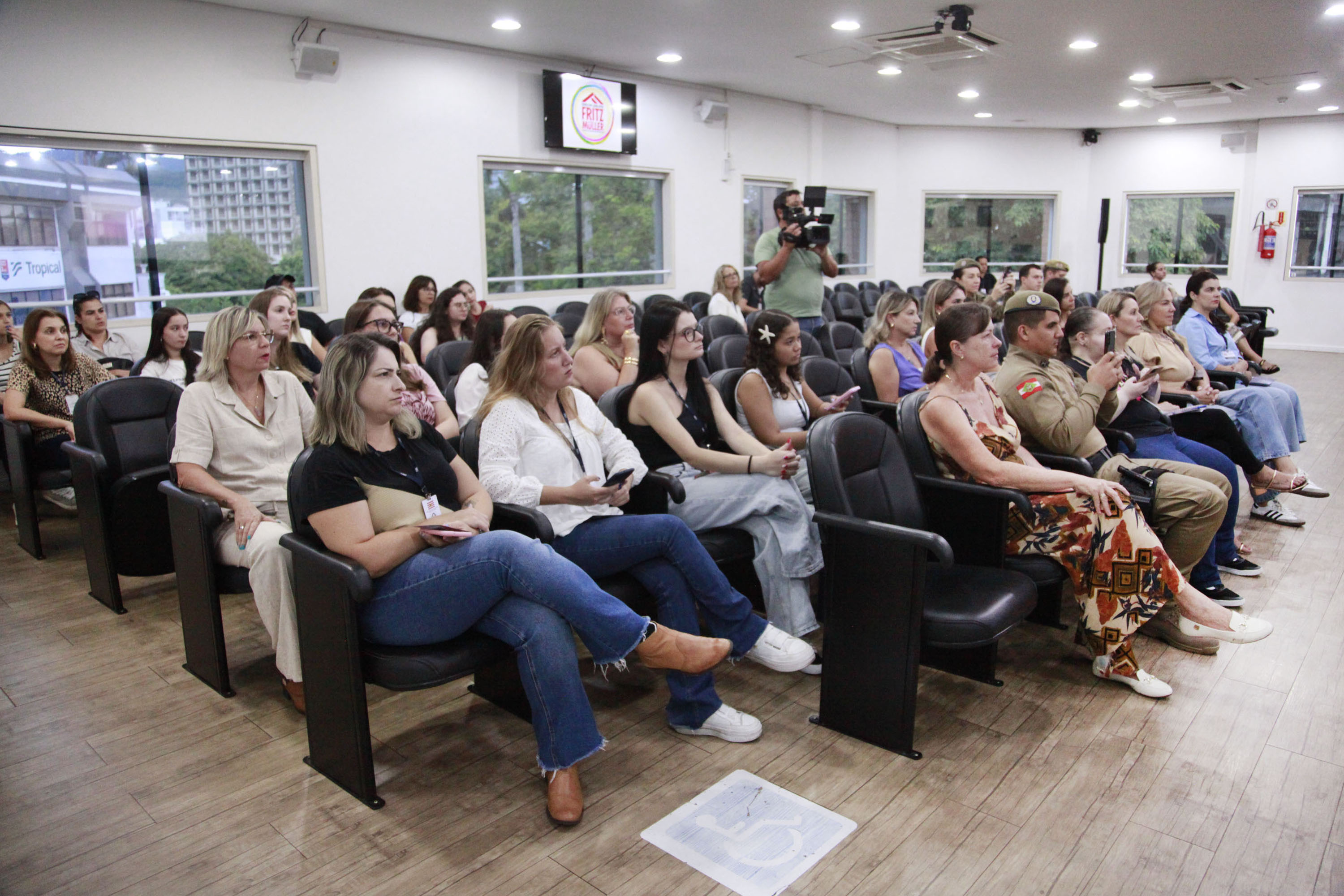 Câmara de Blumenau promove palestra e atividade de defesa pessoal para servidoras em alusão ao Dia da Mulher