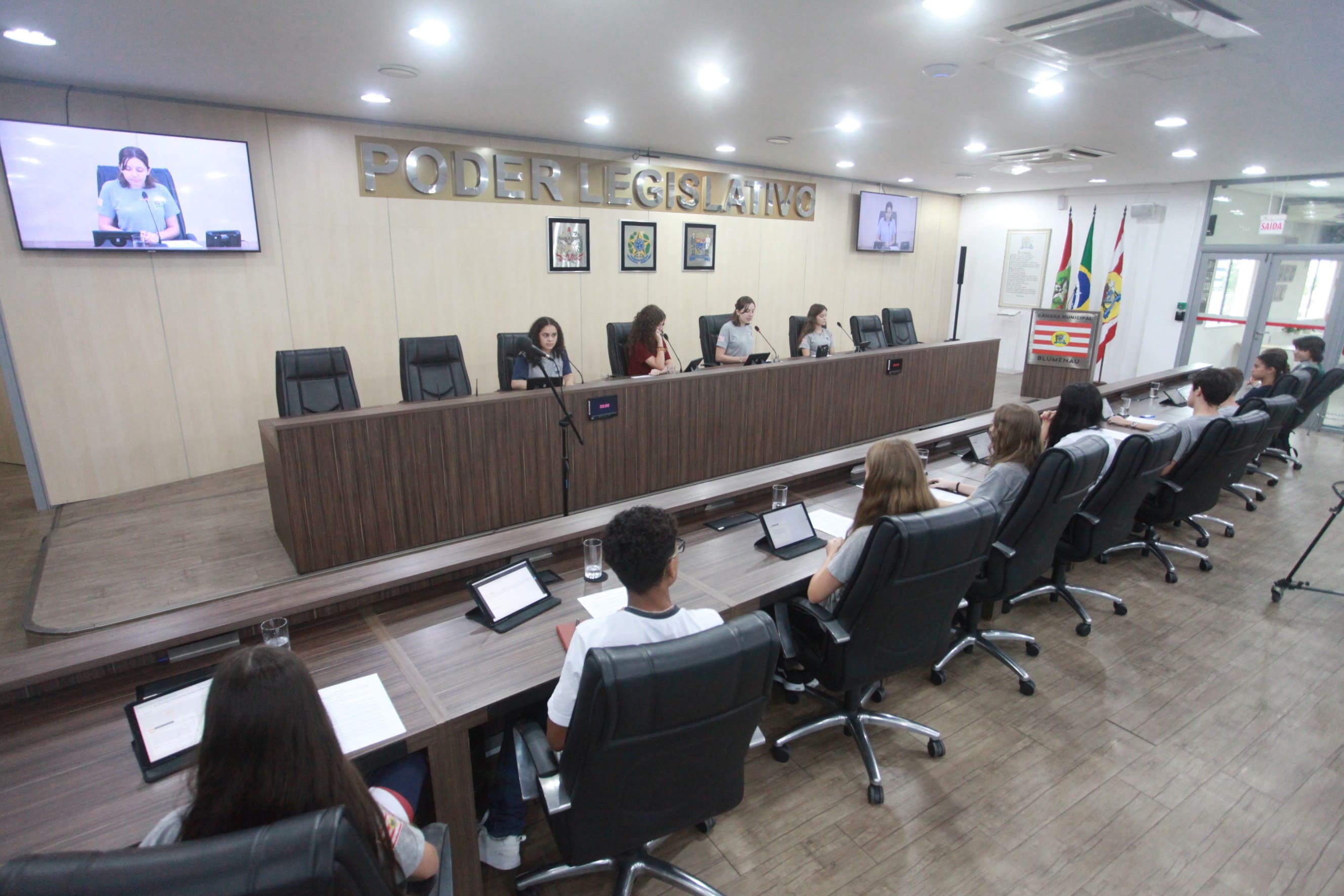 Câmara Mirim realiza primeira sessão do ano com aprovação de requerimento para pintura de quadra escolar