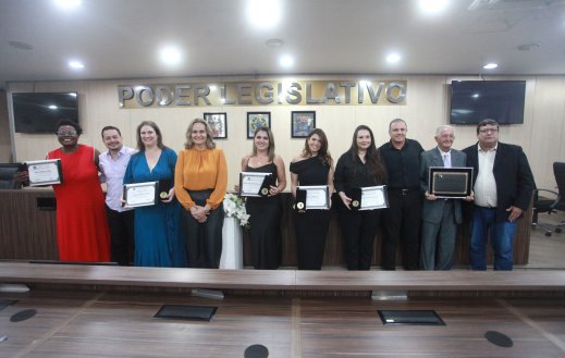 Câmara de Blumenau homenageia personalidades femininas e ex-vereador em sessão solene   