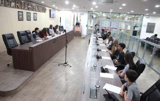 Câmara Mirim de Blumenau aprova propostas e leva ao plenário debates sobre saúde, educação e tecnologia