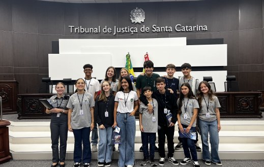 Vereadores mirins de Blumenau conhecem de perto instituições estaduais em agenda na Capital