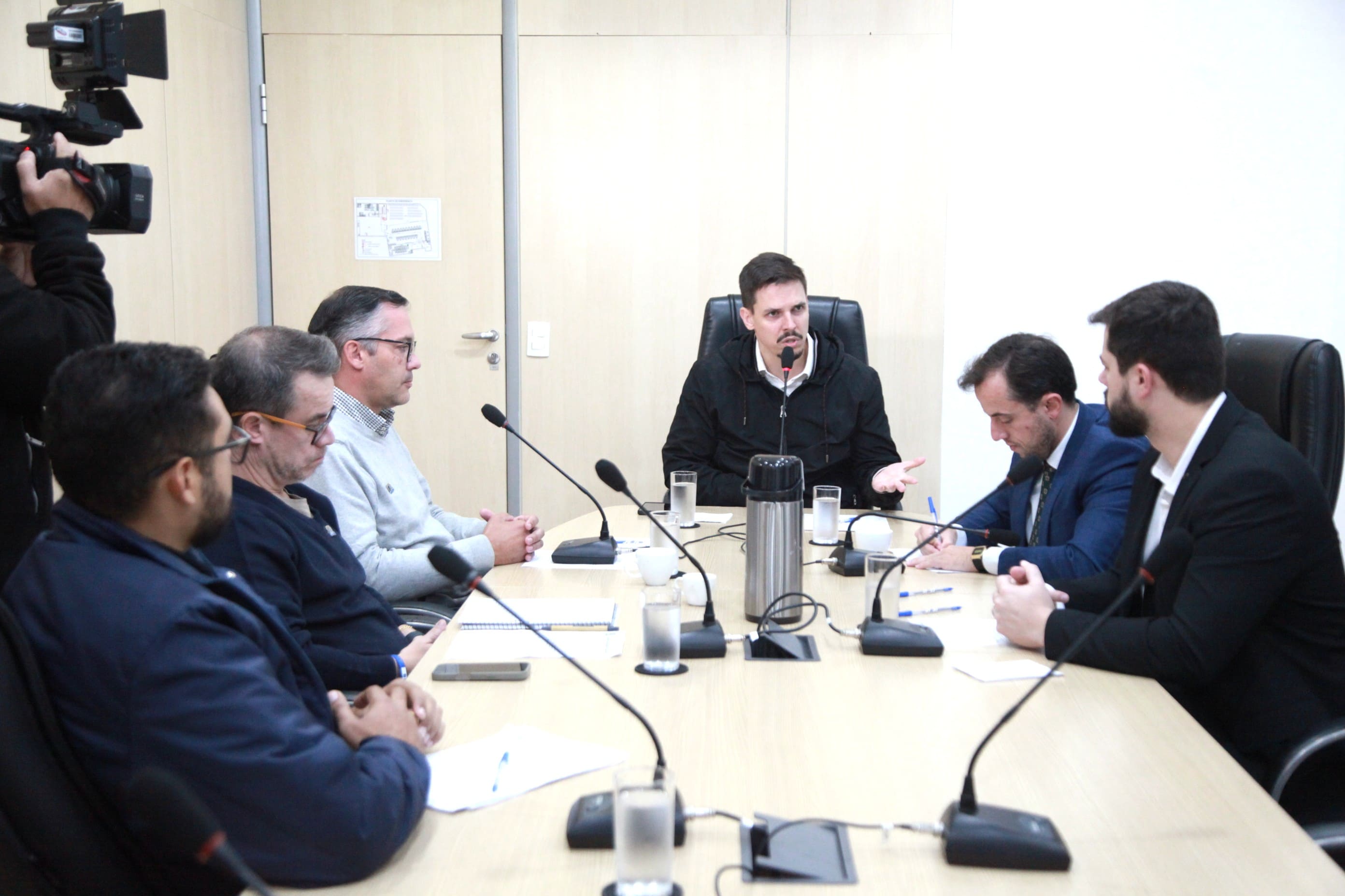 Frente Parlamentar debate regulamentação do limpa-fossa em reunião com o Samae