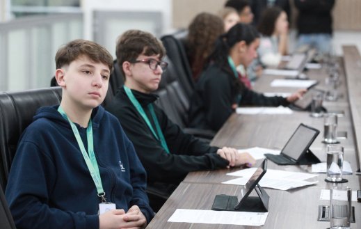 Câmara Mirim debate conscientização sobre mielomeningocele e aprova Programa Escola Sustentável
