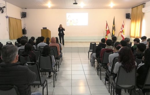 Procuradoria da Criança e do Adolescente realiza ação preventiva com 1,2 mil alunos em escola de Blumenau