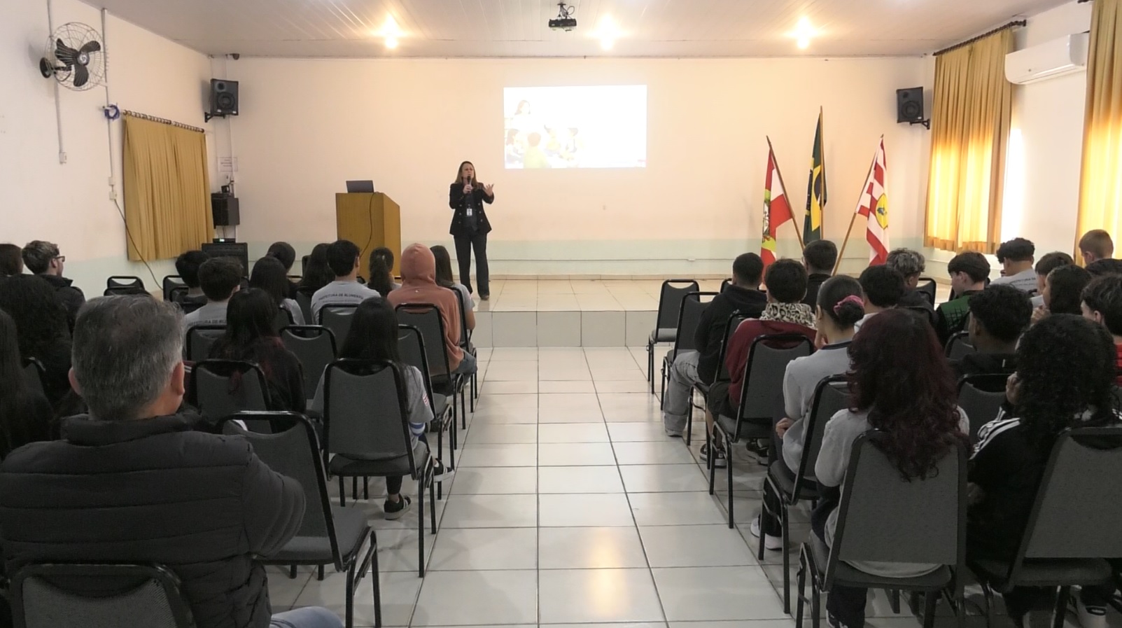 Procuradoria da Criança e do Adolescente realiza ação preventiva com 1,2 mil alunos em escola de Blumenau