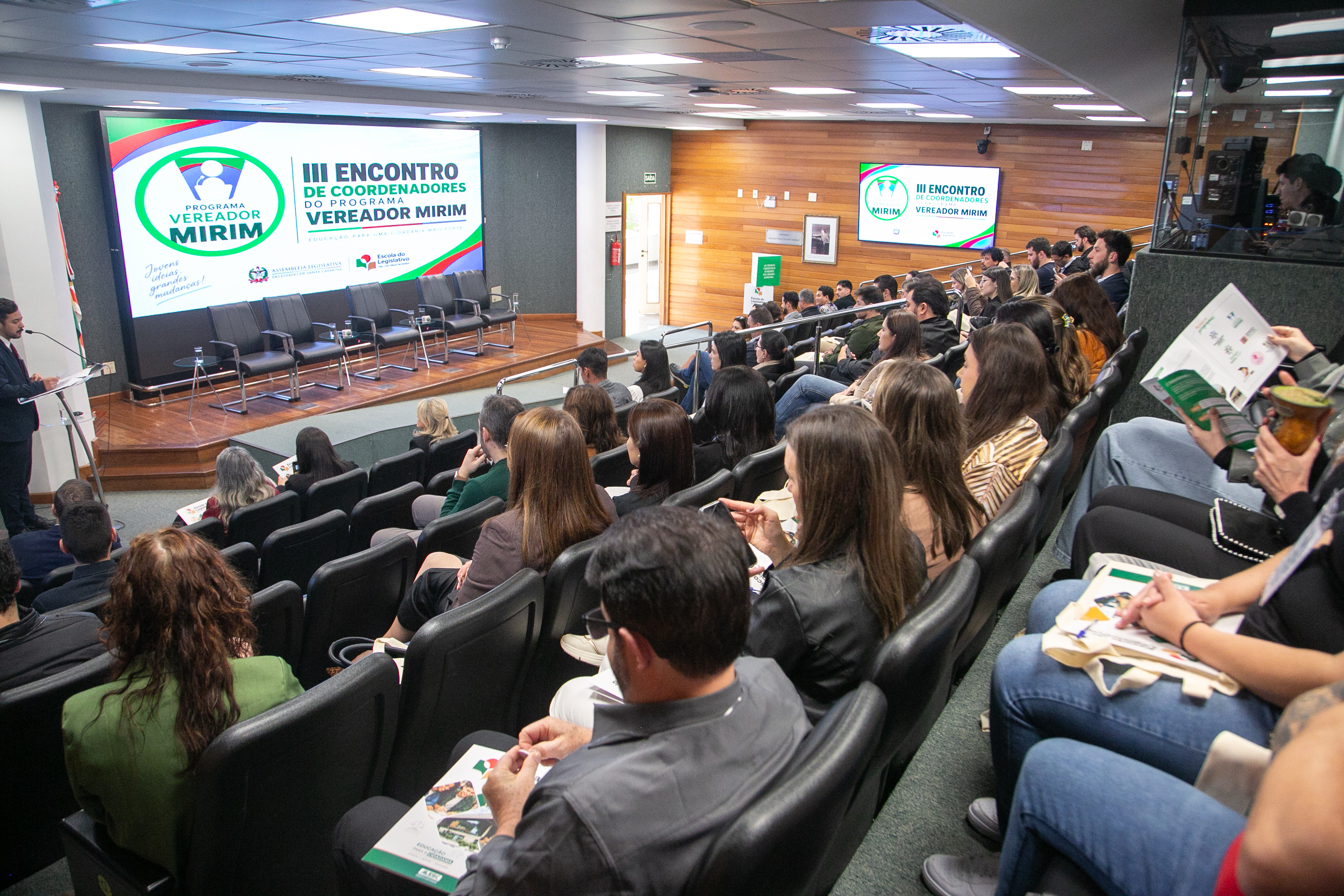 Câmara de Blumenau participa de encontro estadual de coordenadores do Programa Vereador Mirim