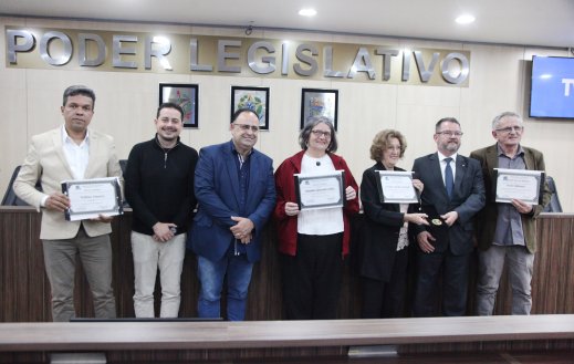 Câmara de Blumenau homenageia quatro personalidades com Comendas Municipais de Mérito em sessão solene