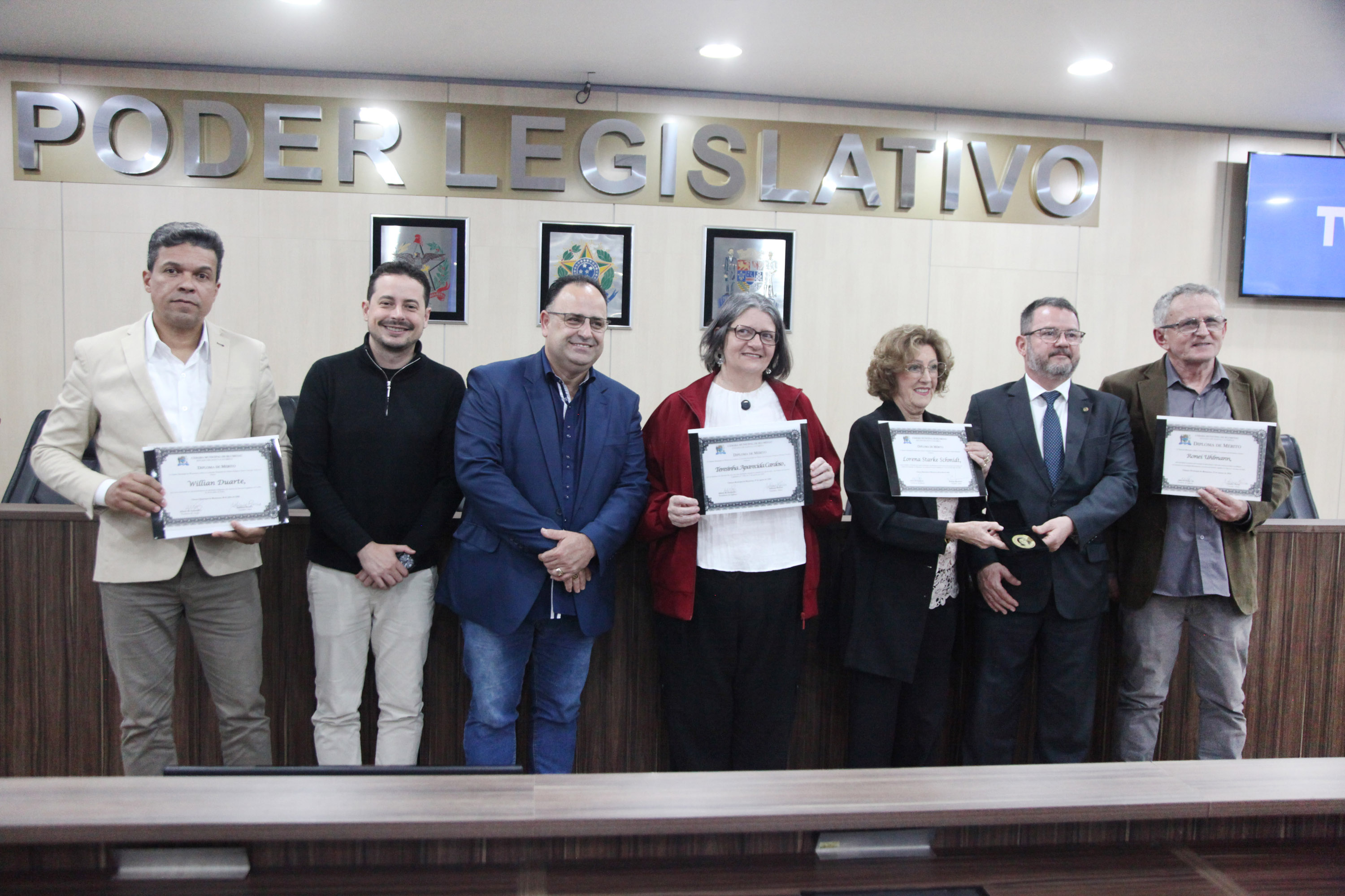 Câmara de Blumenau homenageia quatro personalidades com Comendas Municipais de Mérito em sessão solene