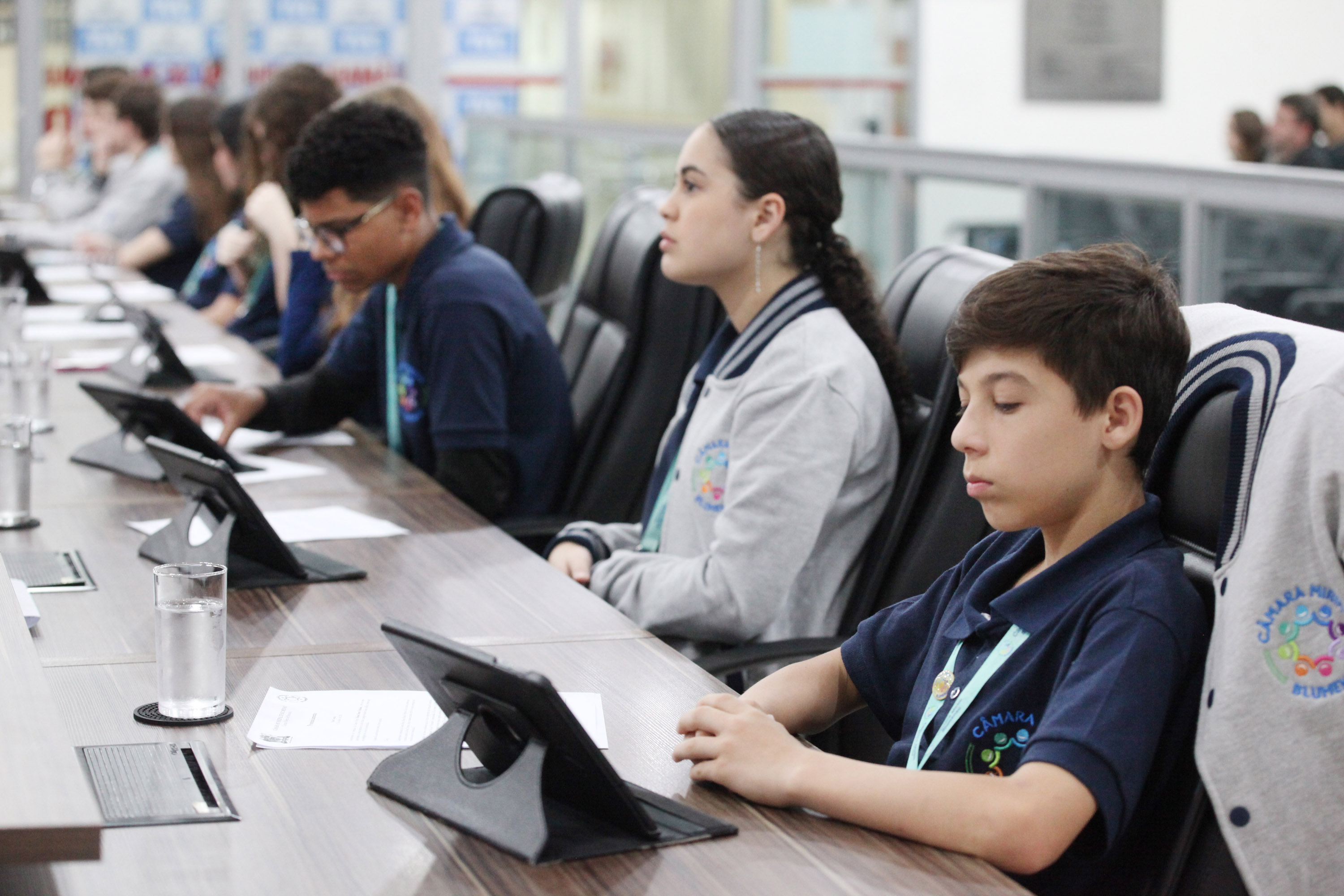 Vereadores mirins aprovam moções, requerimentos e projeto de lei em sessão extraordinária   