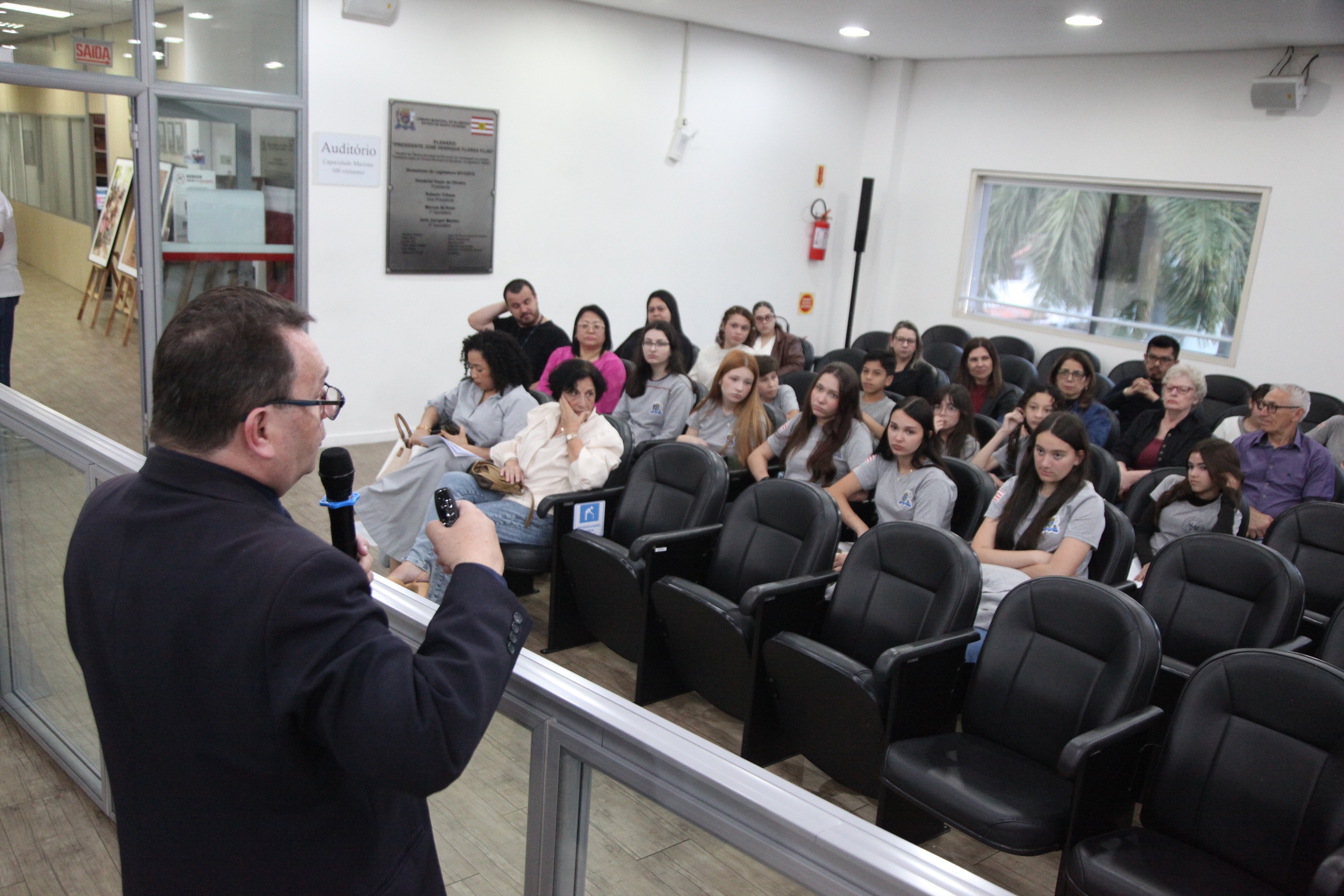 Alunos do Setembro Branco da Paz participam de aulão de oratória na Câmara de Blumenau